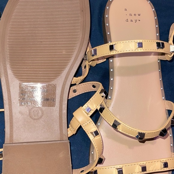 A new Day sandals - Picture 2 of 3